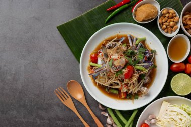 Papaya salatası, Tayland usulü som tum koyu arkaplanda at yengeci