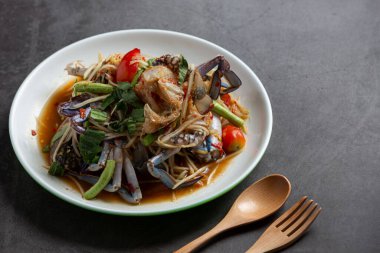 Papaya salatası, Tayland usulü som tum koyu arkaplanda at yengeci