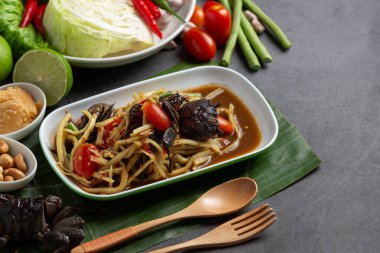 Baharatlı bambu salatası ve koyu arkaplanda yengeç ezmesi.