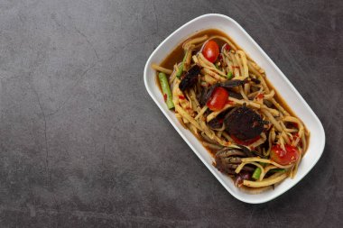 Baharatlı bambu salatası ve koyu arkaplanda yengeç ezmesi.