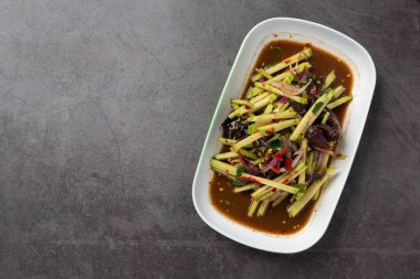 Koyu arkaplanlı mango salatası