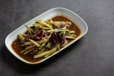 Koyu arkaplanlı mango salatası