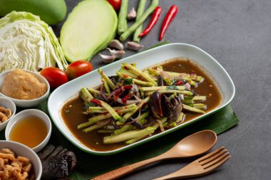 Koyu arkaplanlı mango salatası