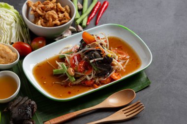 Papaya salatası, Tayland usulü som tum, koyu arkaplanda yengeç.