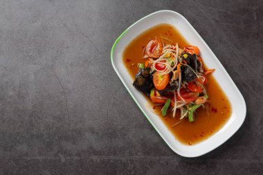 Papaya salatası, Tayland usulü som tum, koyu arkaplanda yengeç.