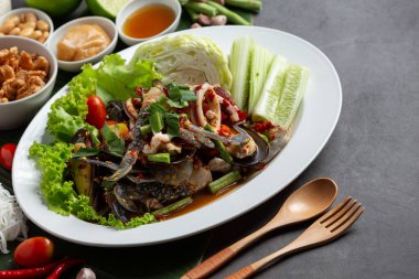 Koyu arkaplanda baharatlı deniz ürünleri salatası