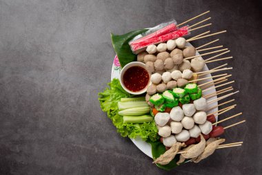 Tayland köftesi, sosis, siyah arka planda kare balık köftesi.