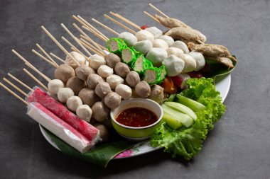 Tayland köftesi, sosis, siyah arka planda kare balık köftesi.