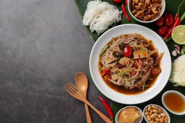 Koyu arkaplanda Vermicelli Papaya Salatası