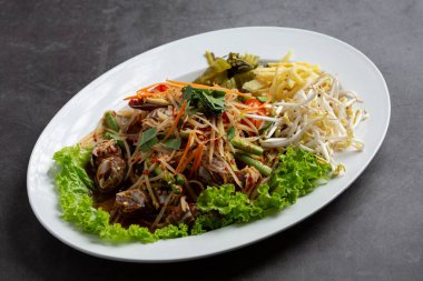 Koyu arkaplanda tatlı kabuklu Papaya Salatası