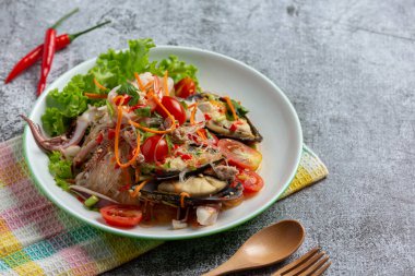 Baharatlı şehriye salatası ve deniz mahsulleri.