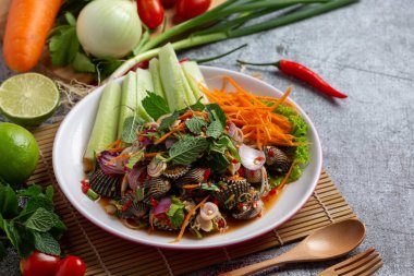 Karanlık arka planda baharatlı midye salatası.