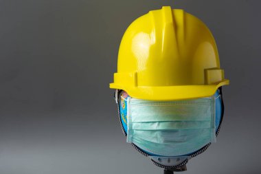 Dünya sarı şapka takıyor, İşçi Bayramı arka planı 