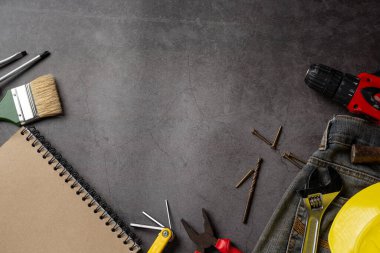 Koyu arkaplan üzerinde çeşitli kullanışlı araçlar, İşçi Bayramı arkaplan kavramı