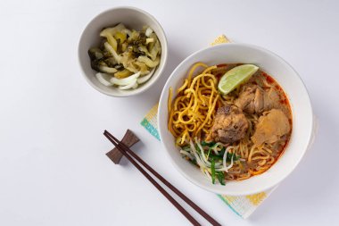 Thai Kuzey Tarzı Körili Erişte Çorbası Tavuk, Khao Soi Kai