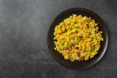 ananas kızarmış pilav masada