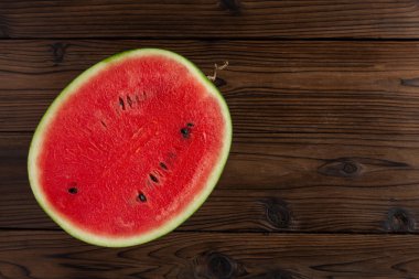 Ahşap zemin üzerinde kırmızı karpuz dilimi