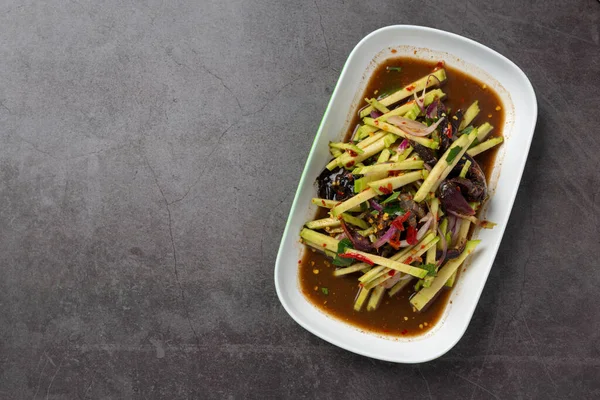 Koyu arkaplanlı mango salatası