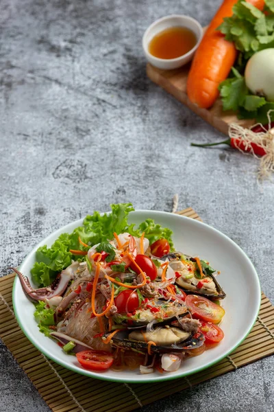 Baharatlı şehriye salatası ve deniz mahsulleri.