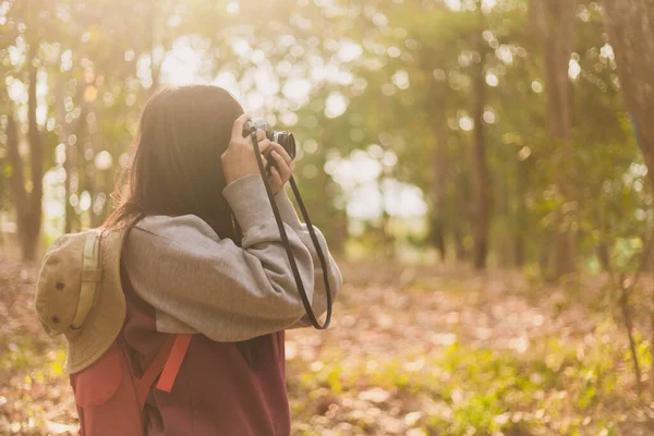 Fiatal Hippi Visel Arc Maszk Fotózás — Stock Fotó