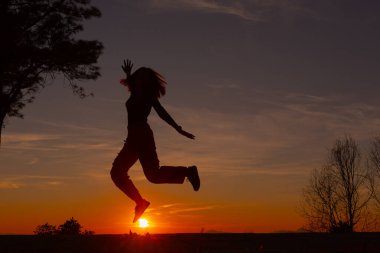 Genç çift dağda günbatımının tadını çıkarıyor.