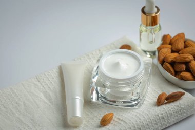 Beyaz arkaplanda vücut badem nemlendirici