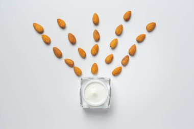 Beyaz arkaplanda vücut badem nemlendirici