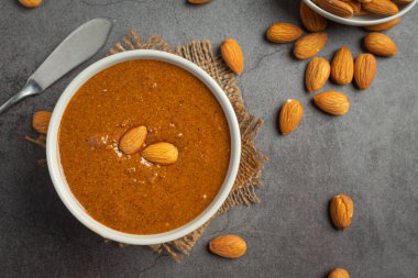 Koyu arkaplanda çiğ organik badem yağı