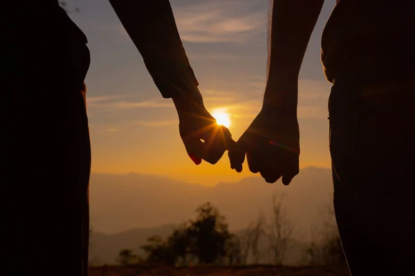 Young Couple Enjoying Sunset Mountain — Stock Photo, Image