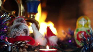 Tatil sezonu, Noel. Şöminenin arka planında yeni yıl kurulumu. Yakın çekim..