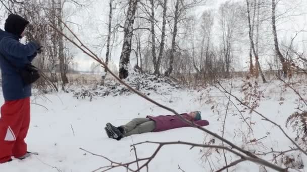Seizoenen Winter Een Man Fotografeert Een Vrouw Die Sneeuw Het — Stockvideo