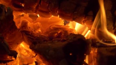 Şöminenin alevi. Şöminede odun yakmak. Yakın çekim..