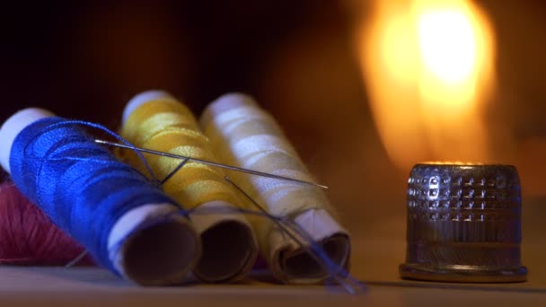 Fios Carretéis Coloridos Fio Estão Sobre Mesa Contra Luz Fogo — Vídeo de Stock