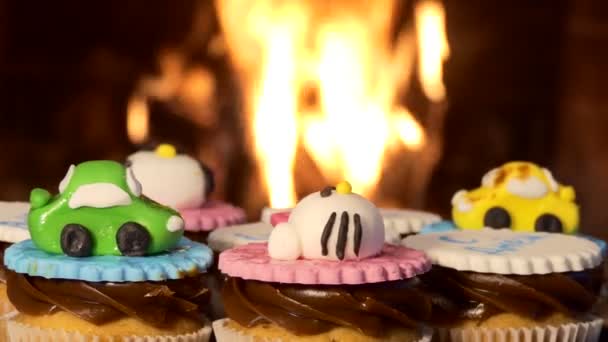 Des Cupcakes Les Gâteaux Tournent Sur Fond Une Cheminée Feu — Video