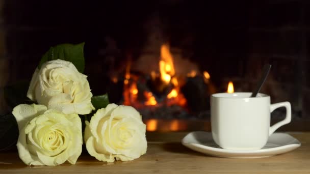 Ralenti Romance Cheminée Roses Une Tasse Thé Sur Une Soucoupe — Video