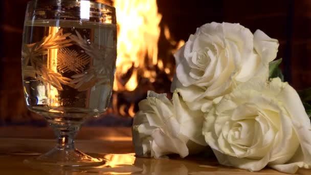 Napój Szklance Róże Stole Przed Kominkiem Strzelanina Bliska — Wideo stockowe