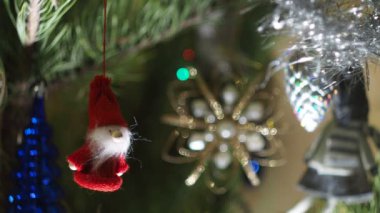 Tatil sezonu, yeni yıl. Noel süsleri renkli ışıklarla çevrili Noel ağacına asılır. Yakın çekim..