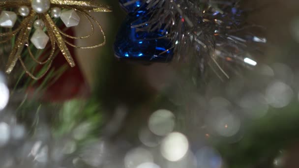 圣诞树上挂着彩灯环绕的圣诞装饰品 特写镜头拍摄 — 图库视频影像