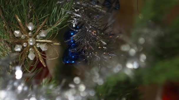 Vakantie Seizoen Nieuwjaar Kerstversieringen Hangen Aan Kerstboom Omgeven Door Gekleurde — Stockvideo
