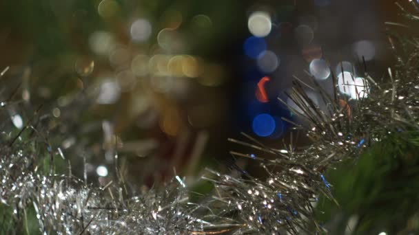 Ferienzeit Neujahr Weihnachtsbaum Hängt Weihnachtsschmuck Umgeben Von Farbigen Lichtern Nahaufnahme — Stockvideo