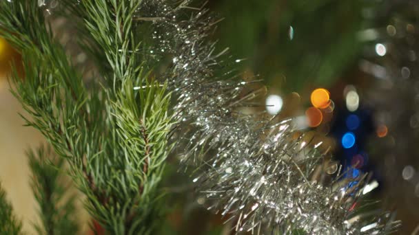 Vakantie Seizoen Nieuwjaar Kerstversieringen Hangen Aan Kerstboom Omgeven Door Gekleurde — Stockvideo