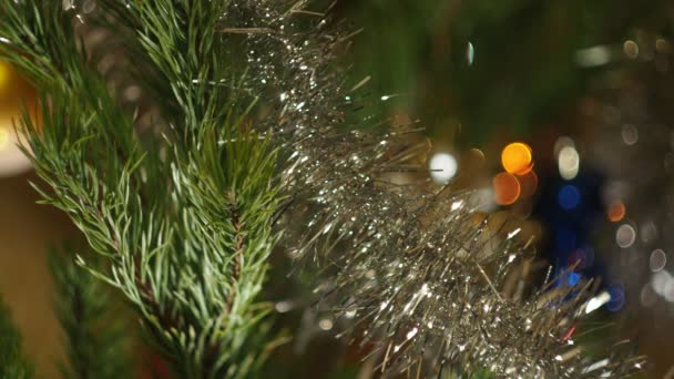 Vakantie Seizoen Nieuwjaar Kerstversieringen Hangen Aan Kerstboom Omgeven Door Gekleurde — Stockvideo