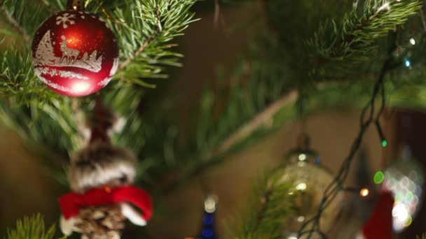 Εποχή Διακοπών Πρωτοχρονιά Χριστουγεννιάτικα Στολίδια Κρέμονται Στο Χριστουγεννιάτικο Δέντρο Που — Αρχείο Βίντεο