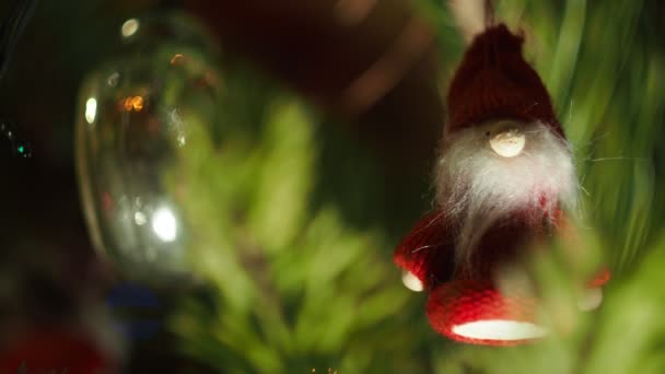 圣诞树上挂着彩灯环绕的圣诞装饰品 特写镜头拍摄 — 图库视频影像