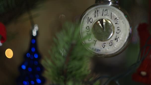 Vakantie Seizoen Nieuwjaar Kerstversieringen Hangen Aan Kerstboom Omgeven Door Gekleurde — Stockvideo