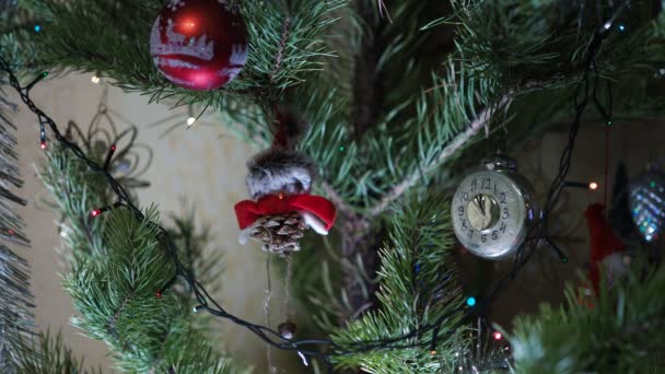 Temporada Navideña Año Nuevo Decoraciones Navidad Cuelgan Árbol Navidad Rodeado — Vídeo de stock