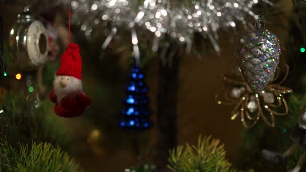 Сезон Свят Новий Рік Різдвяні Прикраси Висять Ялинці Оточені Кольоровими — стокове відео