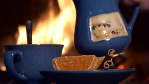 Çay Içki Bir Adam Sürahiden Çaya Şömine Ateşinin Arka Planına — Stok video