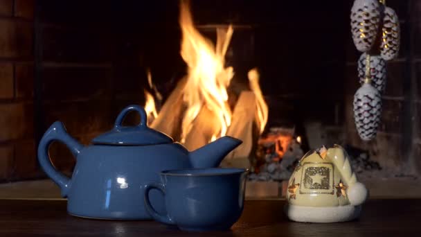 Свято Випий Чоловік Чай Чайника Чашку Фоні Різдвяних Прикрас Камінного — стокове відео