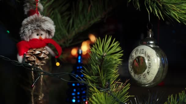 Vakantie Seizoen Kerstspeelgoed Tak Van Een Kerstboom Achtergrond Van Flikkerende — Stockvideo